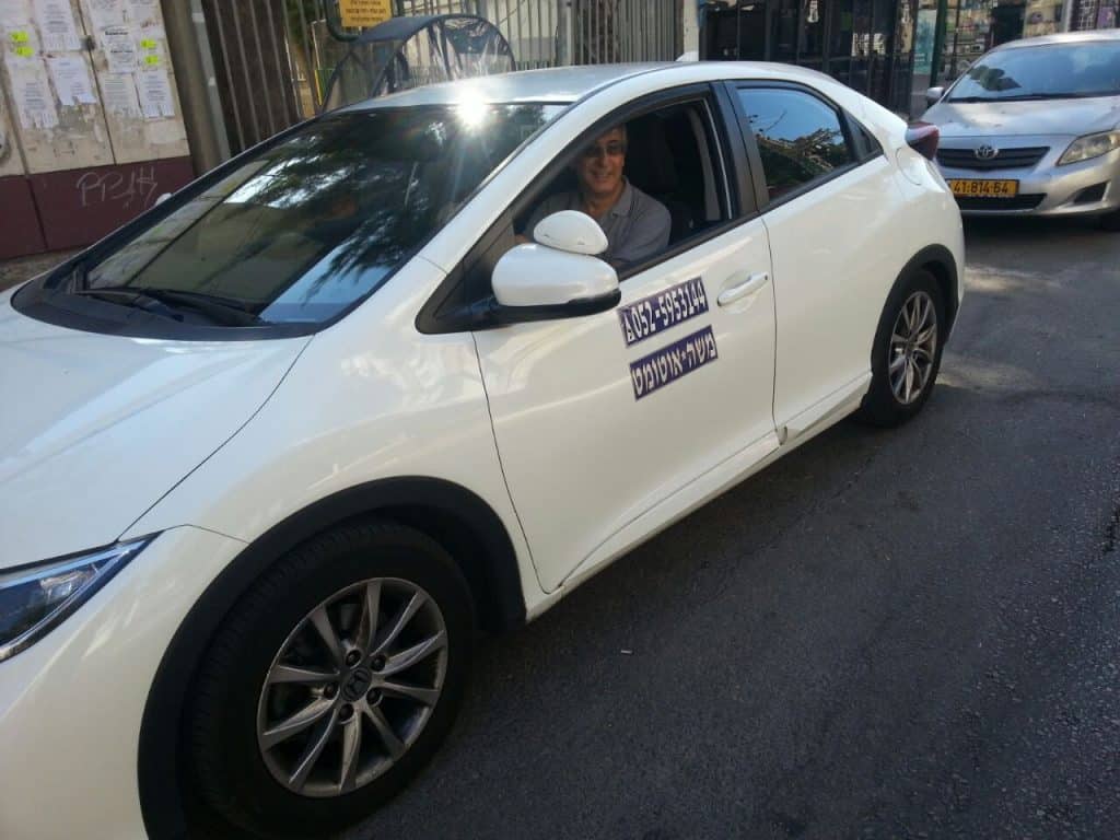 משה בורנשטיין מורה נהיגה על רכב אוטומט בבית הספר לנהיגה של שרייבר מצולם בתוך הרכב