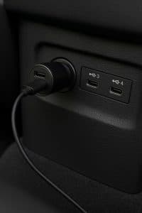 מטען USB 12V מהיר לנוסעים במושב האחורי של מונית