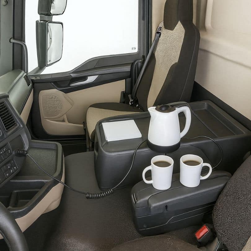 קומקום 12 V למשאית שיושב בין הכיסאות